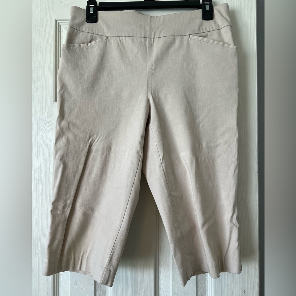 Capri - Fabulously Slimming, Perfect Stretch by Chico’s Size 0
Cream